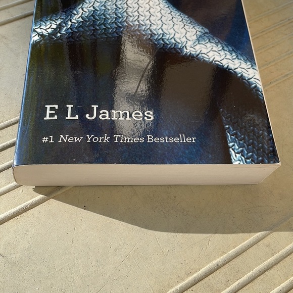 4 for $20 - paperback book - fifty shades of grey by EL James - Picture 3 of 9